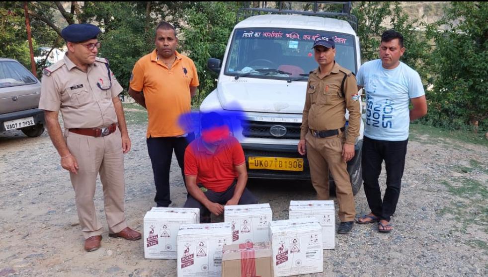 कीर्तिनगर पुलिस ने पांच पेटी षराब व 1 पेटी बियर के साथ किया गिरफ्तार