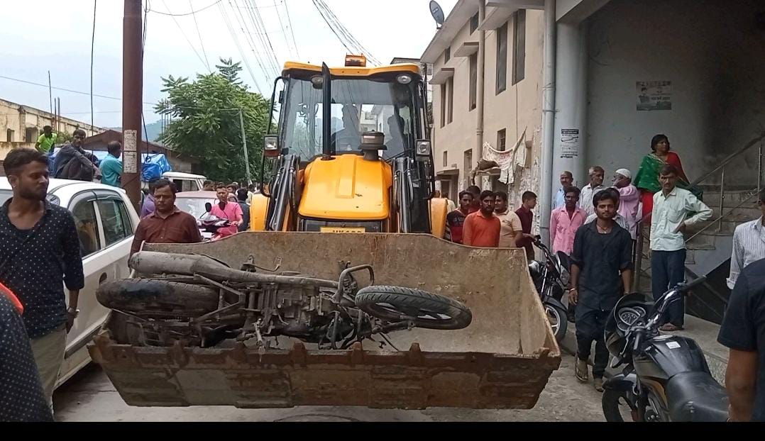Administration's bulldozer on illegal encroachment in Srinagar Garhwal