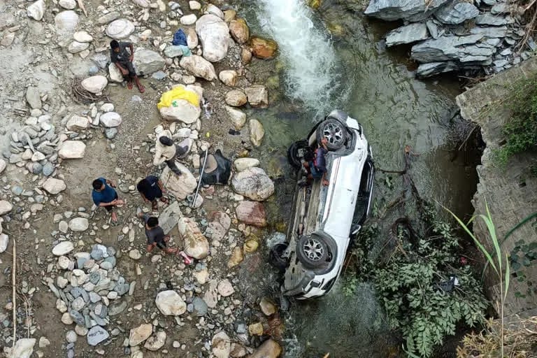 कीर्तिनगर रामपुर पुल के समीप कार दुर्घटनाग्रस्त, पांत्र घायल, रूद्रप्रयाग के हैं रहने वाले