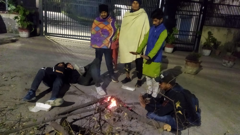 कडाके की ठंड के बीच रातभर गढ़वाल विवि के प्रशासनिक भवन में छात्रों का धरना