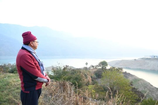 तिवाड़गांव से टिहरी झील का दृश्य देखते सीएम धामी