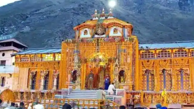 Open doors of Badrinath Dham. On the occasion of the opening of the doors, the pilgrims were showered with flowers from a helicopter.