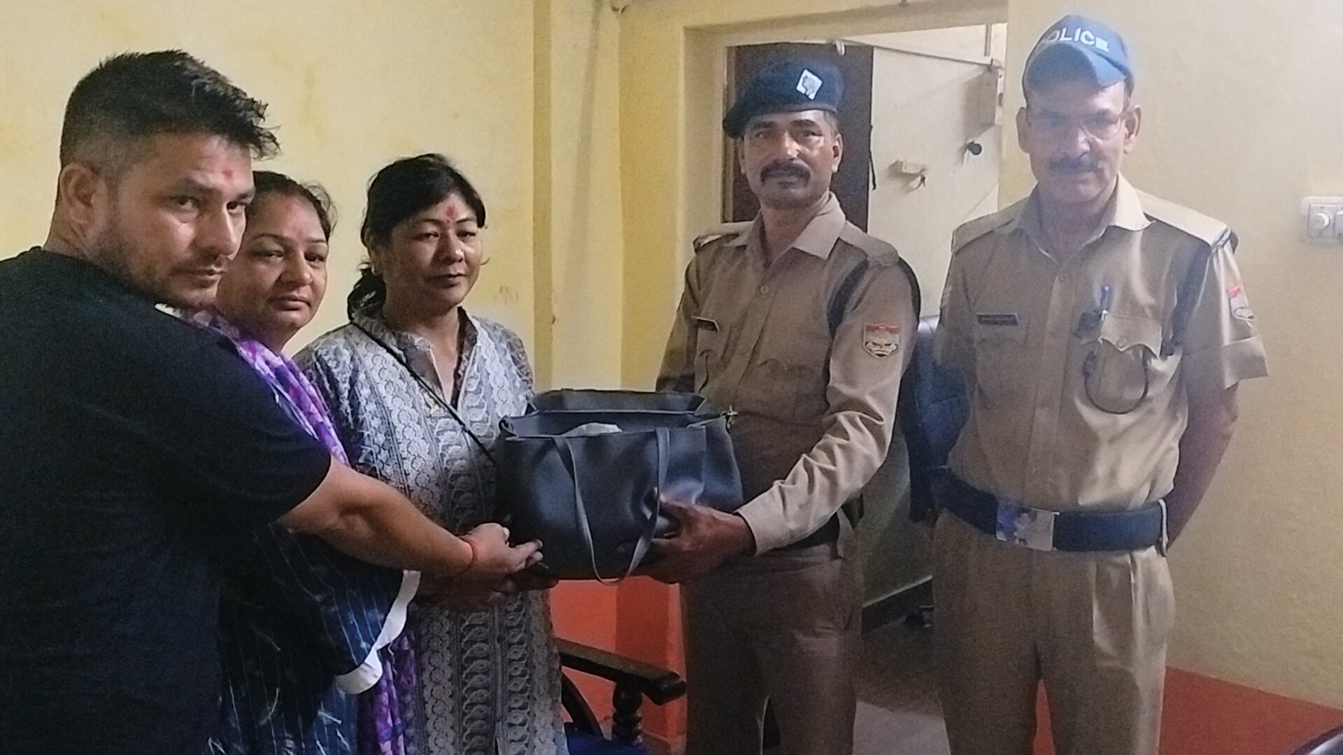 श्रीनगर पुलिस की सतर्कता, लौटाया महिला का गहनों से भरा बैग